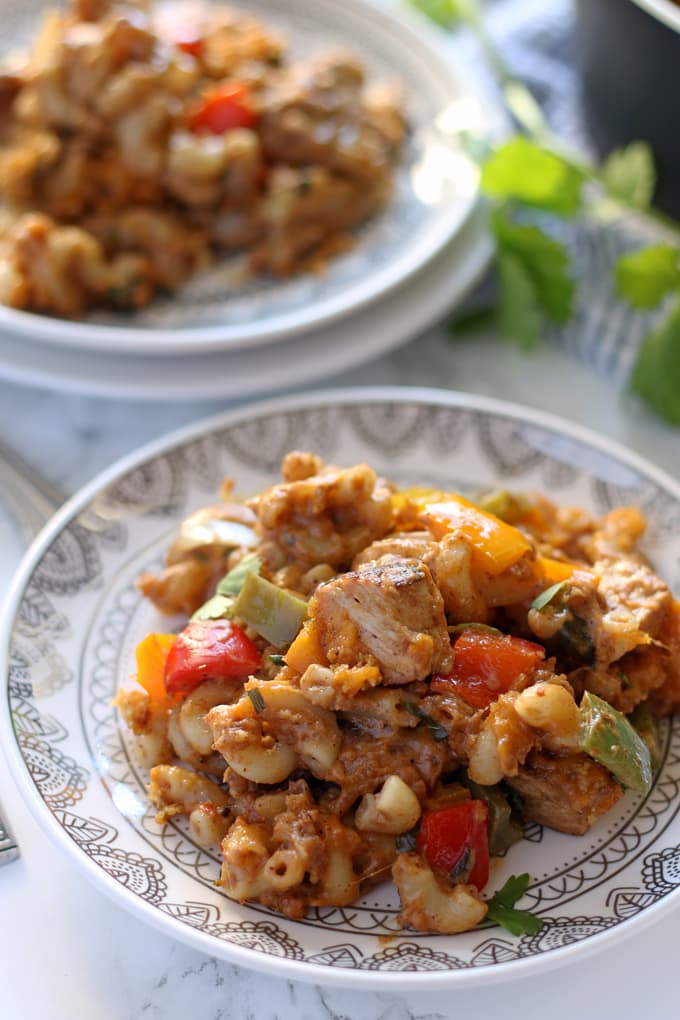 chicken fajita mac and cheese on two plates