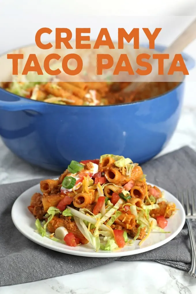 This creamy taco pasta recipe is a quick and easy dinner! Ready in 30 minutes, this meal is a great way to add extra vegetable portions and it is kid-friendly! | honeyandbirch.com