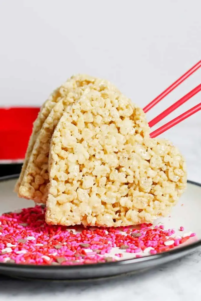 heart shaped Rice Krispie pop with pink sprinkles
