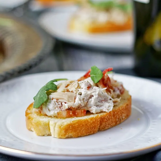 Tuna bacon crostini is a great last minute-appetizer! It only takes 10 minutes to put together and is the perfect finger food for dinner parties. | honeyandbirch.com