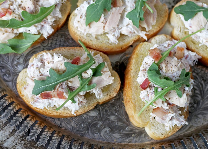 Tuna bacon crostini is a great last minute-appetizer! It only takes 10 minutes to put together and is the perfect finger food for dinner parties. | honeyandbirch.com