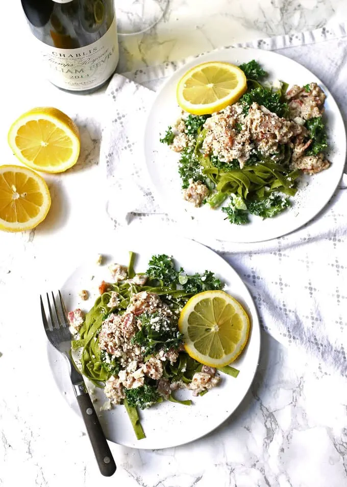 This carbonara-inspired Greek kale pasta is a one-of-a-kind pasta dinner. The flavors of carbonara sauce (bacon!) are combined with elements of Greek cuisine for a savory and delicious dish. | honeyandbirch.com