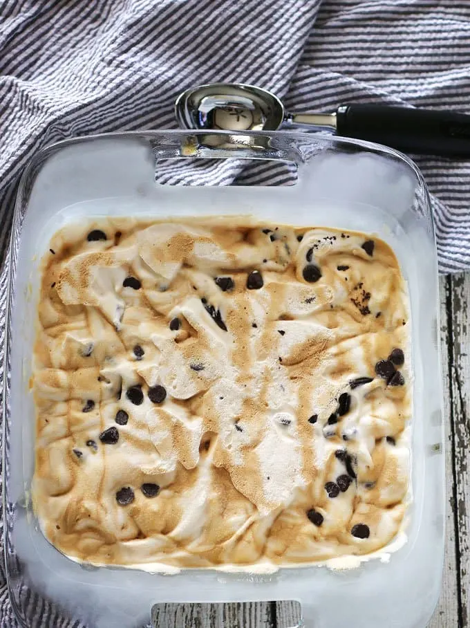 This no-churn coffee chocolate chunk ice cream is for coffee AND chocolate lovers. Coffee-infused sweetened condensed milk and a thick coffee syrup make this ice cream magical! | honeyandbirch.com