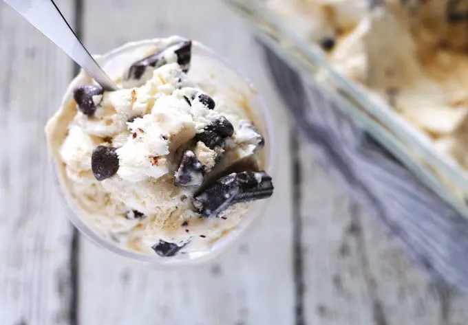 This no-churn coffee chocolate chunk ice cream is for coffee AND chocolate lovers. Coffee-infused sweetened condensed milk and a thick coffee syrup make this ice cream magical! | honeyandbirch.com