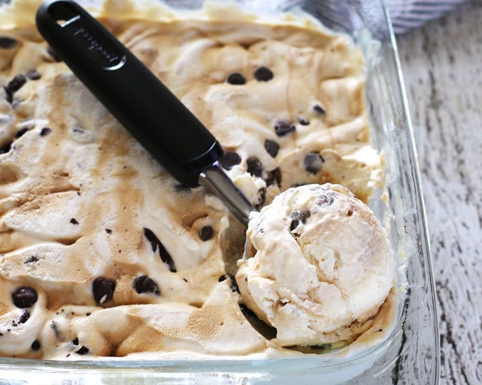 This no-churn coffee chocolate chunk ice cream is for coffee AND chocolate lovers. Coffee-infused sweetened condensed milk and a thick coffee syrup make this ice cream magical! | honeyandbirch.com