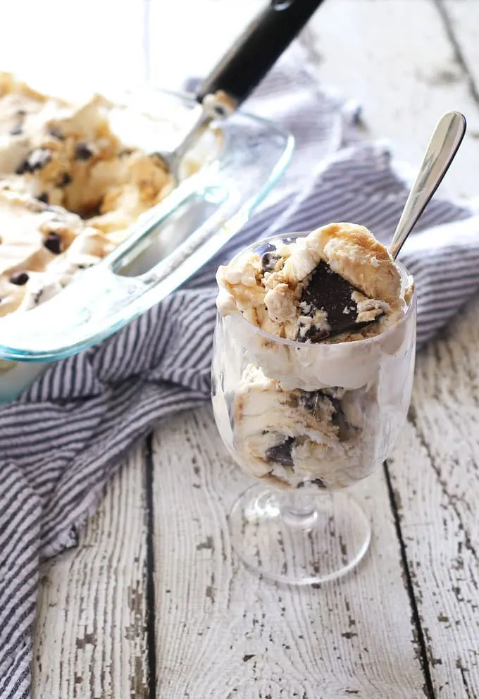 This no-churn coffee chocolate chunk ice cream is for coffee AND chocolate lovers. Coffee-infused sweetened condensed milk and a thick coffee syrup make this ice cream magical! | honeyandbirch.com