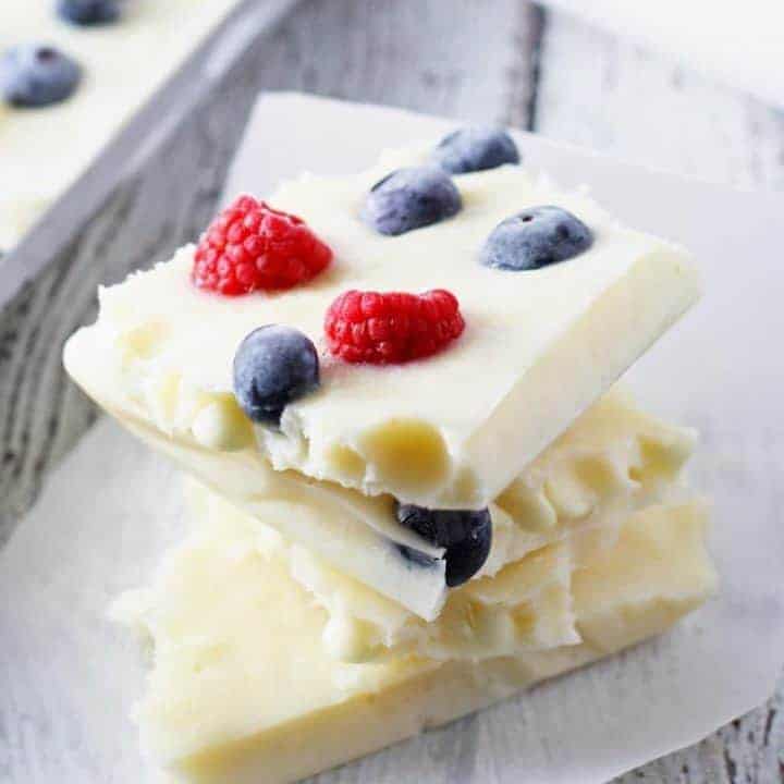 Looking for a fun patriotic dessert that is a little healthier? Try this red white and blue frozen yogurt bark. It's full of berries and sweetened with honey for a perfect holiday dessert! | honeyandbirch.com