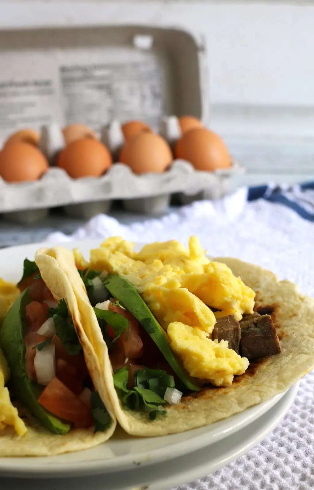 Steak and egg breakfast tacos are a great spin on a traditional diner breakfast. Add your favorite taco toppings! Also great for Father’s Day morning and steak lovers! | honeyandbirch.com