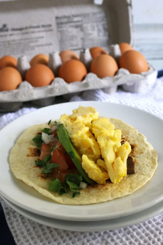 Steak and egg breakfast tacos are a great spin on a traditional diner breakfast. Add your favorite taco toppings! Also great for Father’s Day morning and steak lovers! | honeyandbirch.com