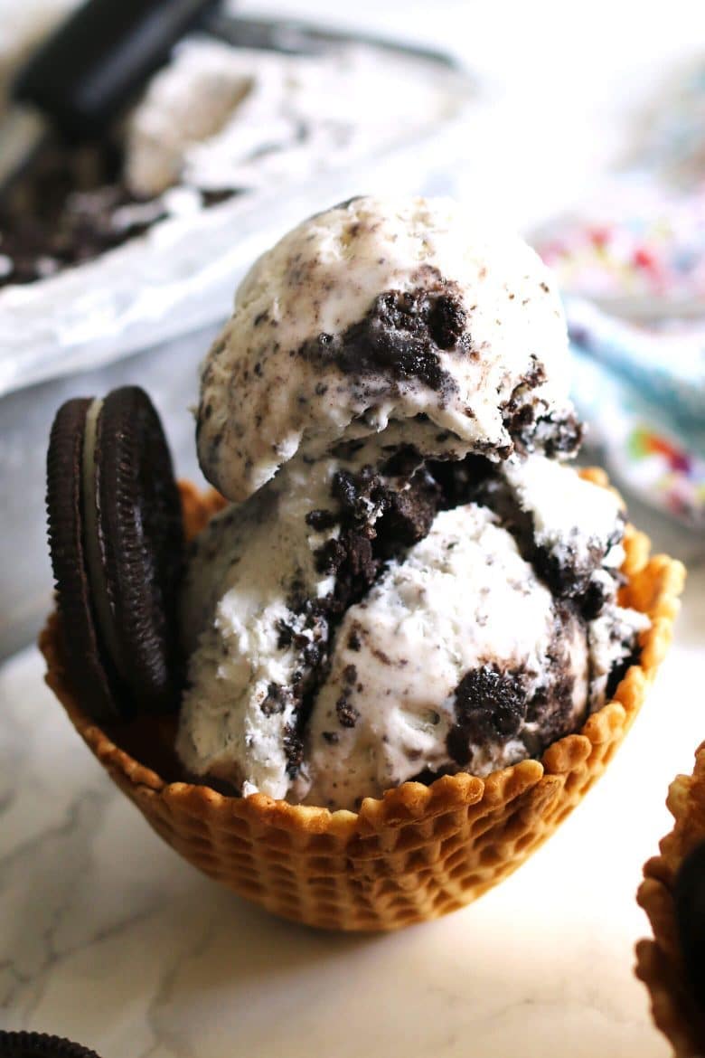 No-churn cookies and cream ice cream is the best (and easiest way!) to cool off on a hot summer day. The best part - this is a 3-ingredient recipe!