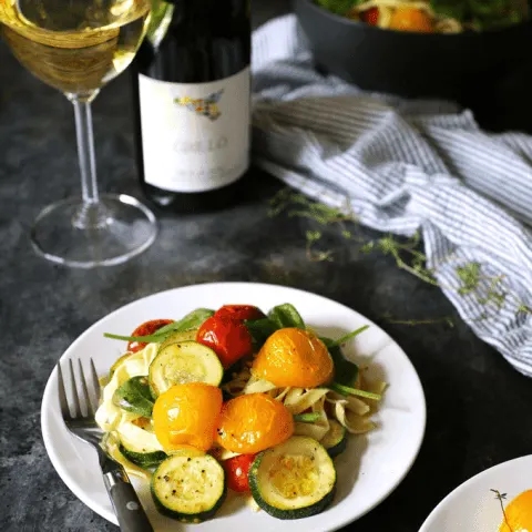 This roasted tomato zucchini spinach fettucini recipe is the perfect way to use your farmer’s market purchases and end-of-summer garden’s bounty. Pair it with a glass of Grillo for the perfect weeknight dinner! | honeyandbirch.com