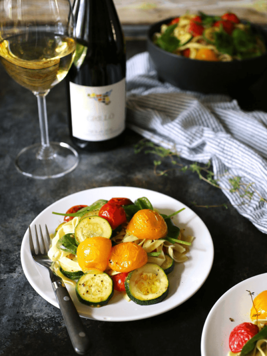 This roasted tomato zucchini spinach fettucini recipe is the perfect way to use your farmer’s market purchases and end-of-summer garden’s bounty. Pair it with a glass of Grillo for the perfect weeknight dinner! | honeyandbirch.com