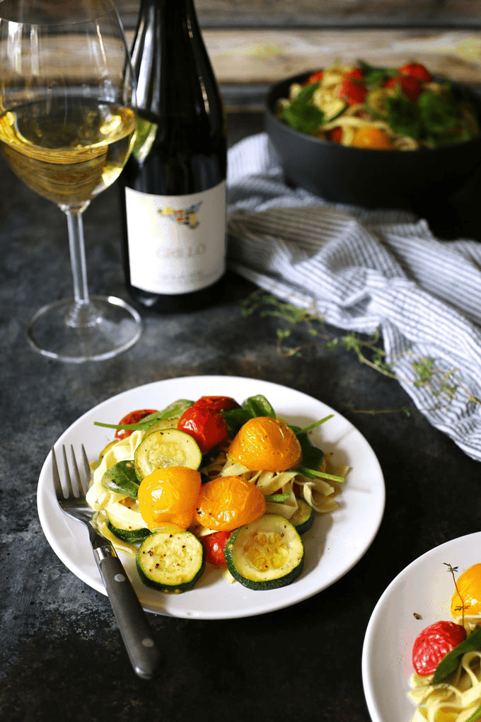 This roasted tomato zucchini spinach fettucini recipe is the perfect way to use your farmer’s market purchases and end-of-summer garden’s bounty. Pair it with a glass of Grillo for the perfect weeknight dinner! | honeyandbirch.com