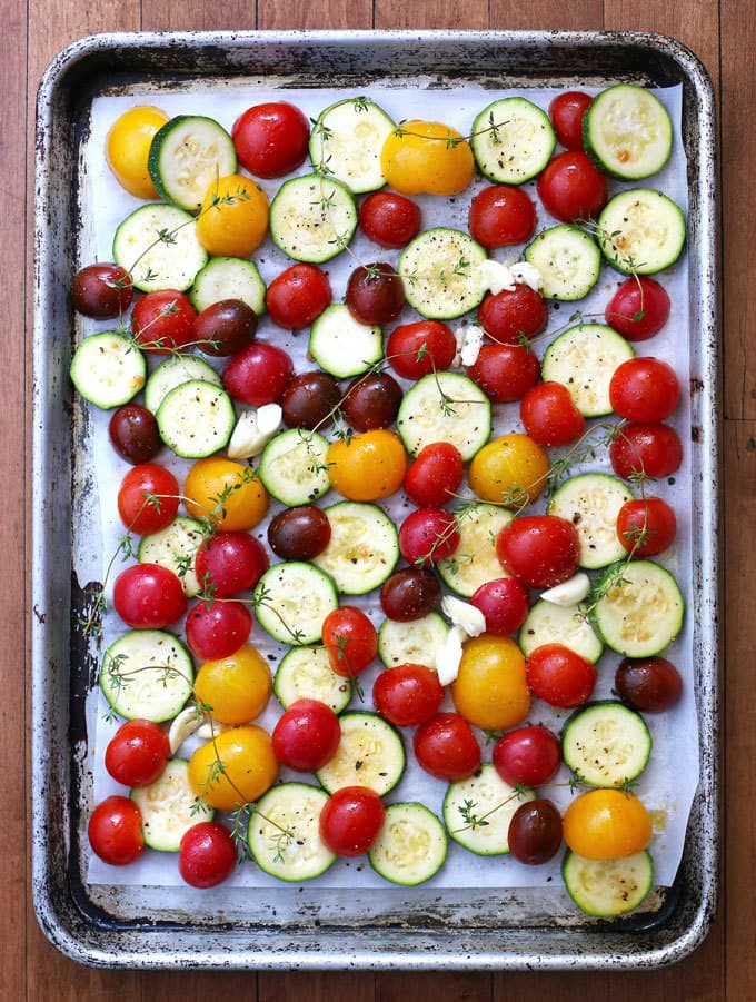 This roasted tomato zucchini spinach fettucini recipe is the perfect way to use your farmer’s market purchases and end-of-summer garden’s bounty. Pair it with a glass of Grillo for the perfect weeknight dinner! | honeyandbirch.com