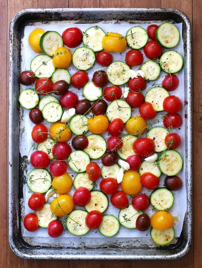 This roasted tomato zucchini spinach fettucini recipe is the perfect way to use your farmer’s market purchases and end-of-summer garden’s bounty. Pair it with a glass of Grillo for the perfect weeknight dinner! | honeyandbirch.com