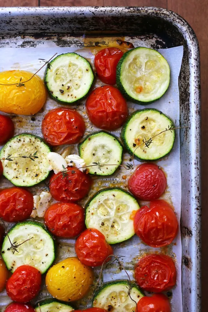 This roasted tomato zucchini spinach fettucini recipe is the perfect way to use your farmer’s market purchases and end-of-summer garden’s bounty. Pair it with a glass of Grillo for the perfect weeknight dinner! | honeyandbirch.com