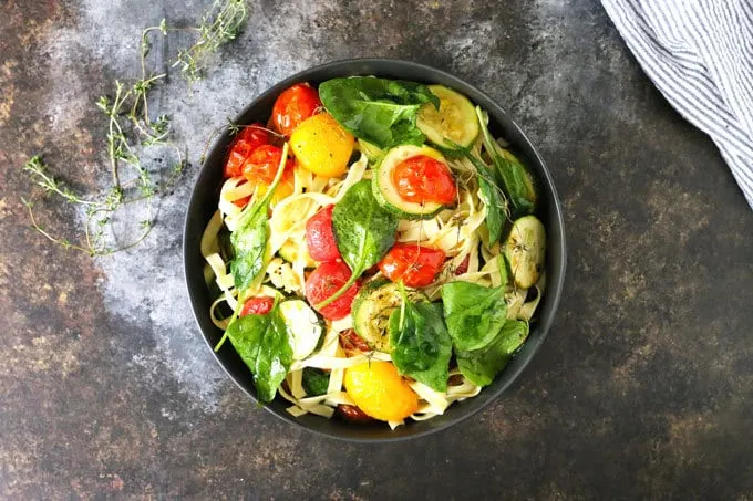 This roasted tomato zucchini spinach fettucini recipe is the perfect way to use your farmer’s market purchases and end-of-summer garden’s bounty. Pair it with a glass of Grillo for the perfect weeknight dinner! | honeyandbirch.com