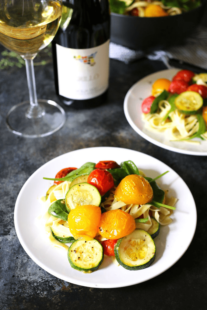 This roasted tomato zucchini spinach fettucini recipe is the perfect way to use your farmer’s market purchases and end-of-summer garden’s bounty. Pair it with a glass of Grillo for the perfect weeknight dinner! | honeyandbirch.com