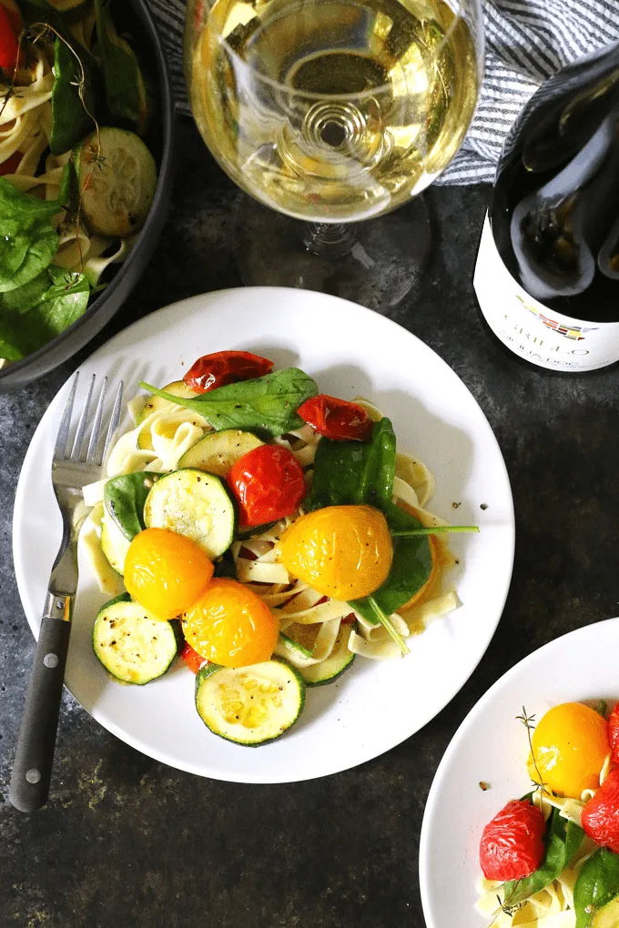 This roasted tomato zucchini spinach fettucini recipe is the perfect way to use your farmer’s market purchases and end-of-summer garden’s bounty. Pair it with a glass of Grillo for the perfect weeknight dinner! | honeyandbirch.com