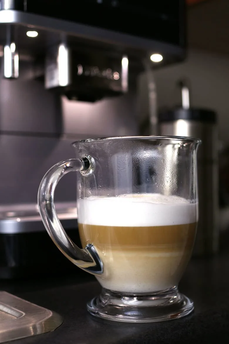 There's nothing better than morning's with a great cup of coffee and some blueberry chocolate scones. Make yourself a cafe latte with the Miele CM6 and a big batch of these scones! | honeyandbirch.com