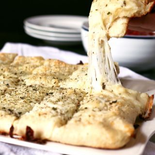 Chicago-Style deep dish breadsticks are the easy version of fan-favorites Chicago style pizza. Dip them into your favorite pizza sauce for a fun game day snack! | honeyandbirch.com