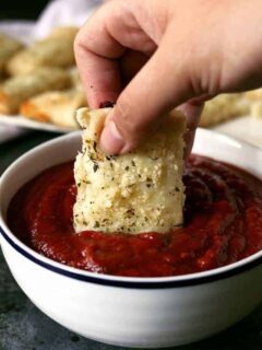 Chicago-Style deep dish breadsticks are the easy version of fan-favorites Chicago style pizza. Dip them into your favorite pizza sauce for a fun game day snack! | honeyandbirch.com