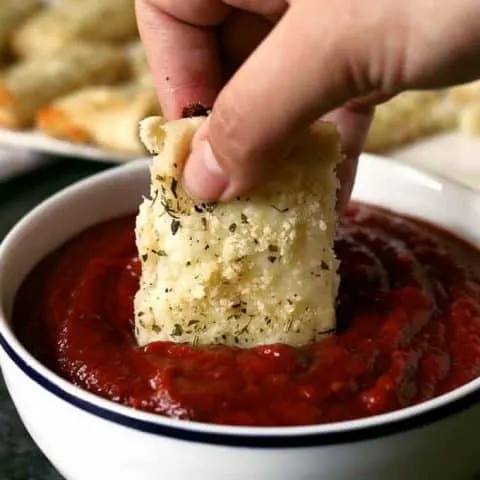 Chicago-Style deep dish breadsticks are the easy version of fan-favorites Chicago style pizza. Dip them into your favorite pizza sauce for a fun game day snack! | honeyandbirch.com