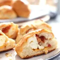 These egg white bacon cheese stuffed biscuits are delicious and so easy to make! They are the perfect grab-and-go breakfast for busy mornings. | honeyandbirch.com