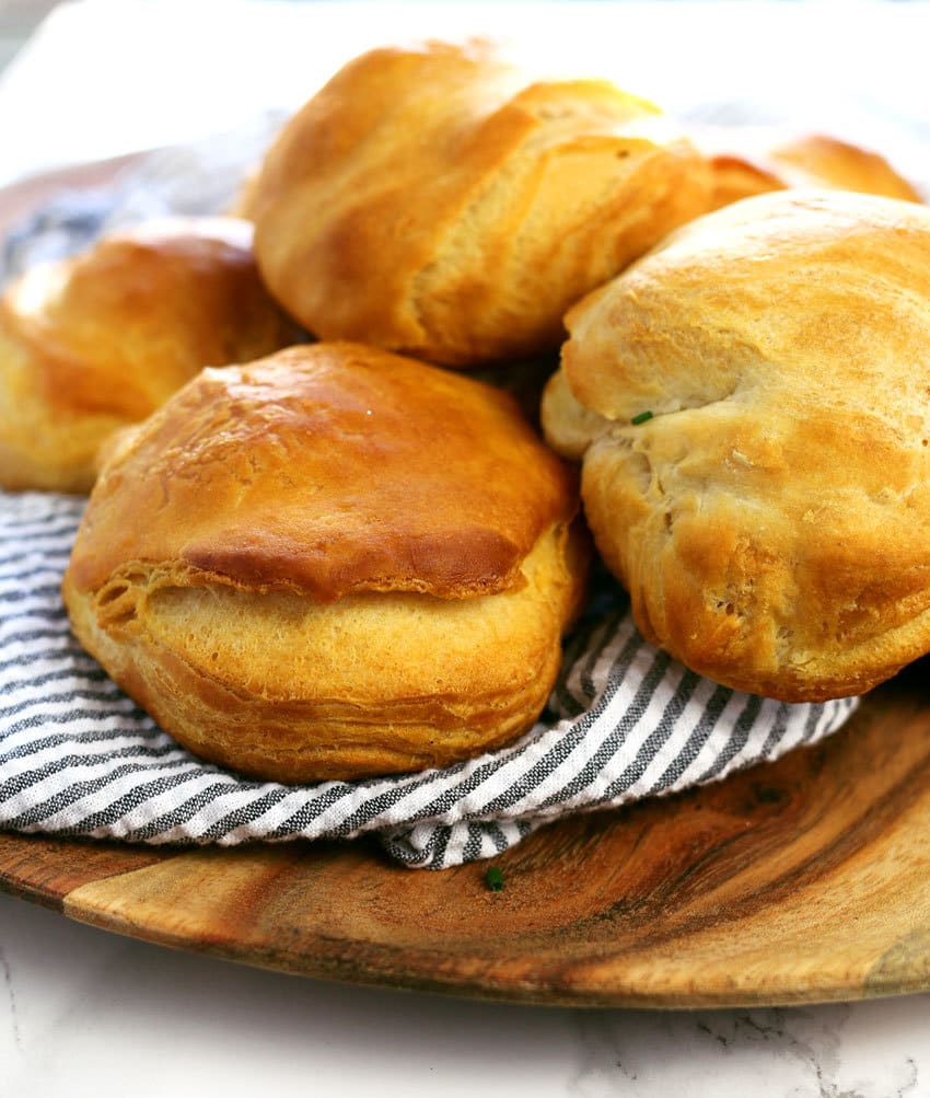 These egg white bacon cheese stuffed biscuits are delicious and so easy to make! They are the perfect grab-and-go breakfast for busy mornings. | honeyandbirch.com