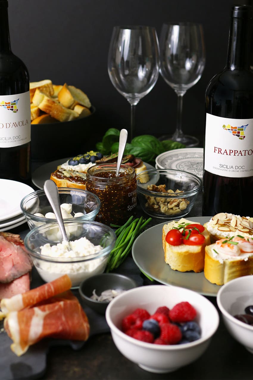Include a holiday crostini bar at all of your holiday parties this year! These 12 3-ingredient crostini recipes are easy to make and pair perfectly with Nero d'Avola and Frappato wines. | honeyandbirch.com