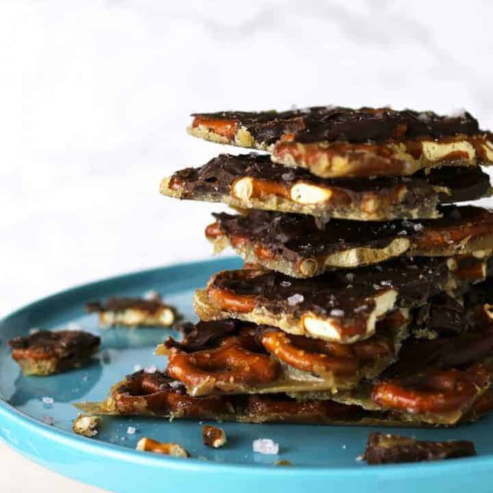 Salted caramel chocolate pretzel bark is the treat that keeps on giving. It's great for the holidays, either as dessert or as a gift! | honeyandbirch.com