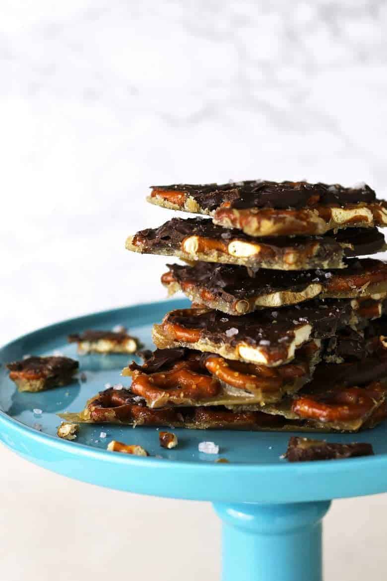 Salted caramel chocolate pretzel bark is the treat that keeps on giving. It's great for the holidays, either as dessert or as a gift! | honeyandbirch.com