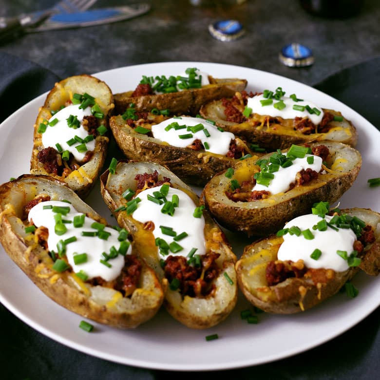 These chorizo and cheddar potato skins are perfect for all of your parties! For the perfect food and beer pairing, serve with a White IPA. | honeyandbirch.com