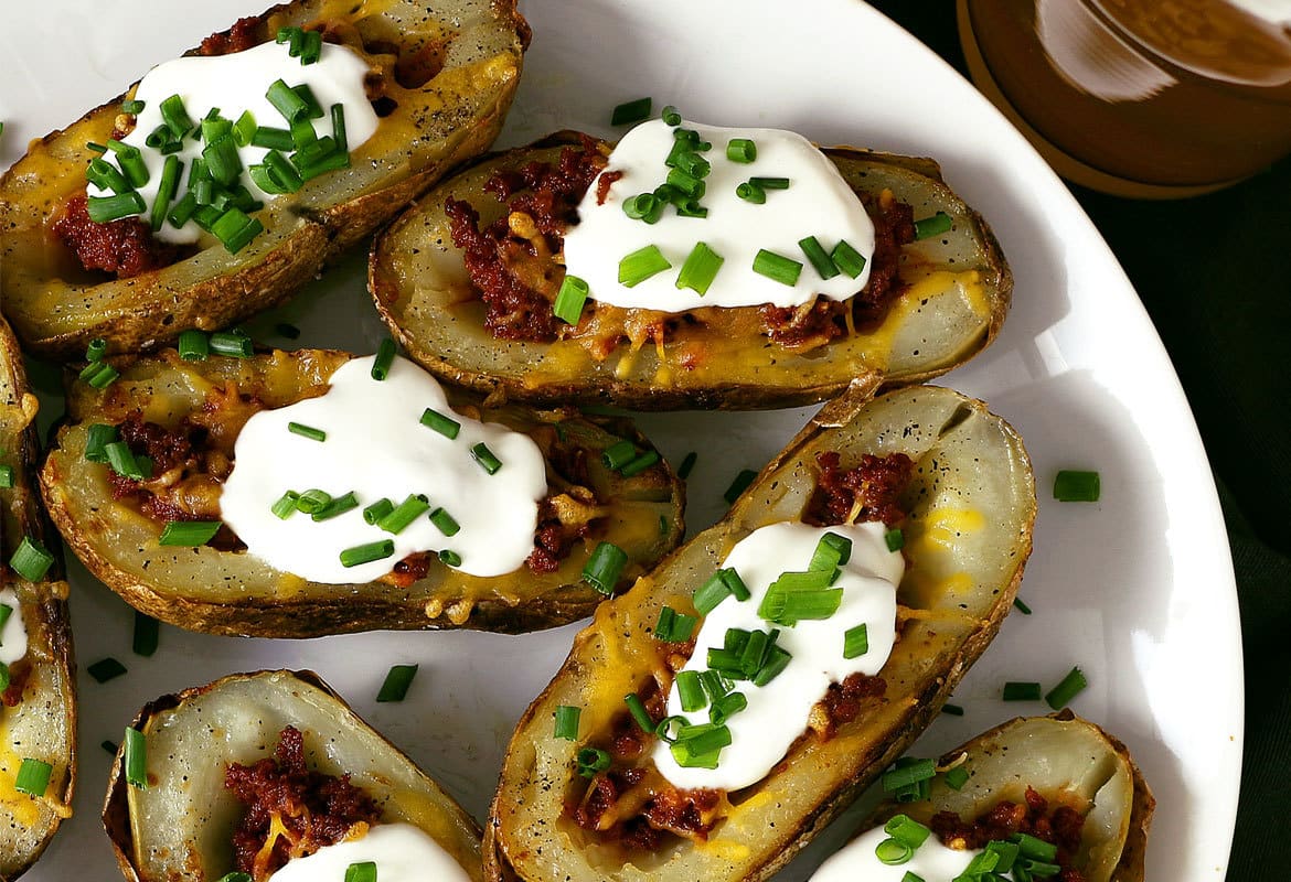 These chorizo and cheddar potato skins are perfect for all of your parties! For the perfect food and beer pairing, serve with a White IPA. | honeyandbirch.com