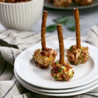 This mini bacon ranch cheese ball recipe is so easy to make and delicious! If you’re looking for game day recipes, this is the perfect appetizer! | honeyandbirch.com