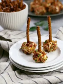 This mini bacon ranch cheese ball recipe is so easy to make and delicious! If you’re looking for game day recipes, this is the perfect appetizer! | honeyandbirch.com