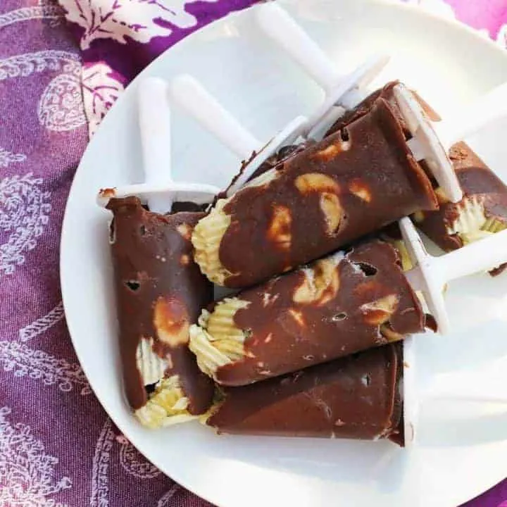 These Ruffles chocolate banana frozen pops are the perfect combination of salty and sweet! Add them to your summer backyard party menu!