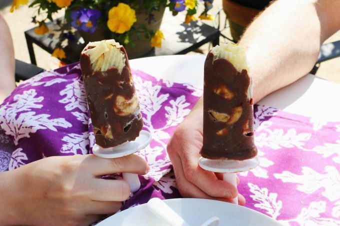 These Ruffles chocolate banana frozen pops are the perfect combination of salty and sweet! Add them to your summer backyard party menu!