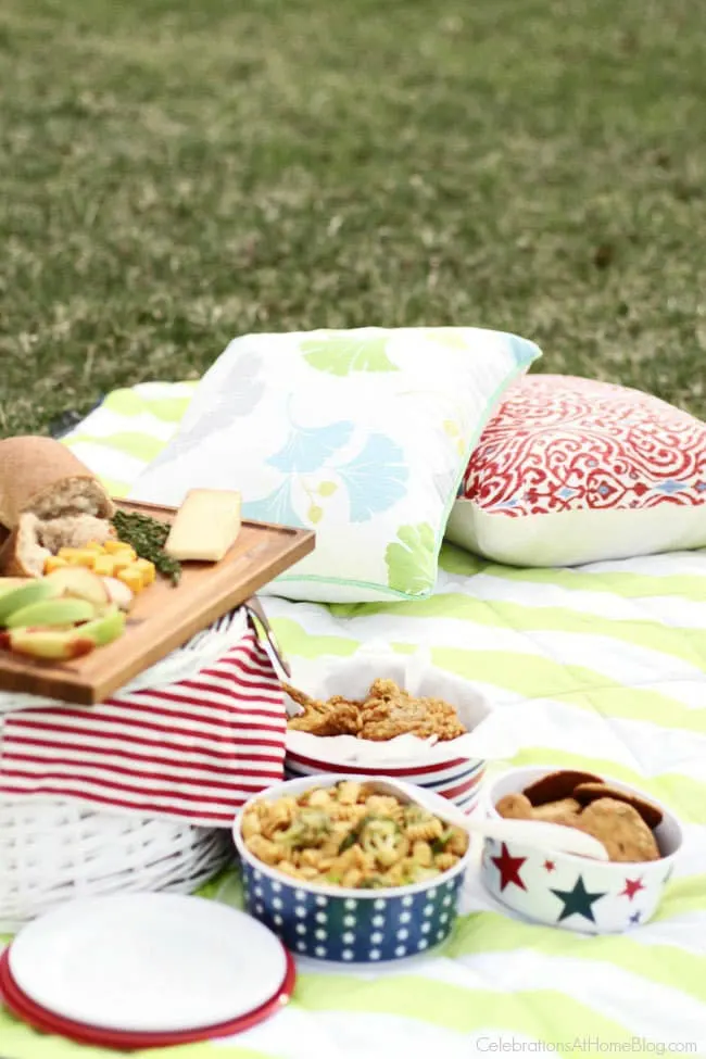 The perfect picnic meal plan - delicious recipes, easy printable, food bars and more! All you need is perfect weather and you're set.