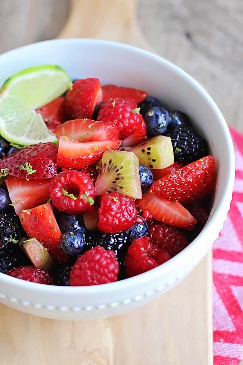 The perfect picnic meal plan - delicious recipes, easy printable, food bars and more! All you need is perfect weather and you're set.