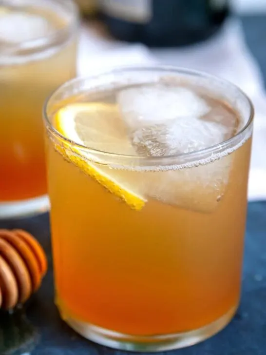 sparkling rye whiskey cocktail in a rocks glass