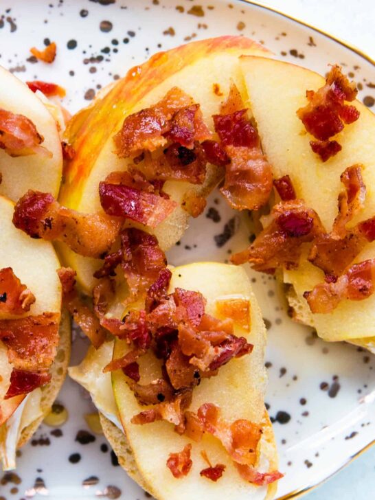 bacon crumbled on apple crostini