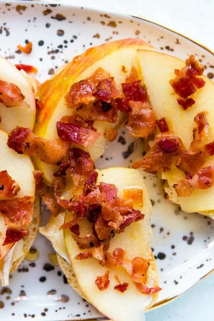 bacon crumbled on apple crostini