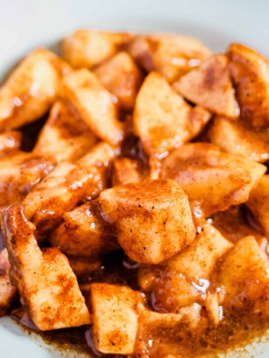 closeup photo of juicy baked apples