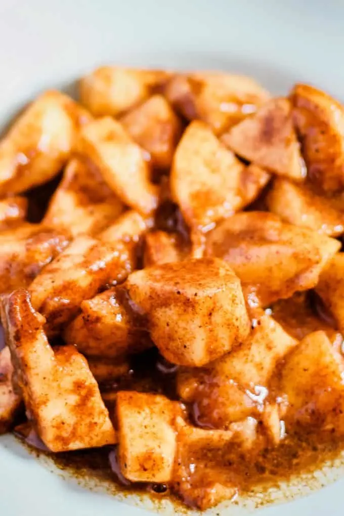 closeup photo of juicy baked apples