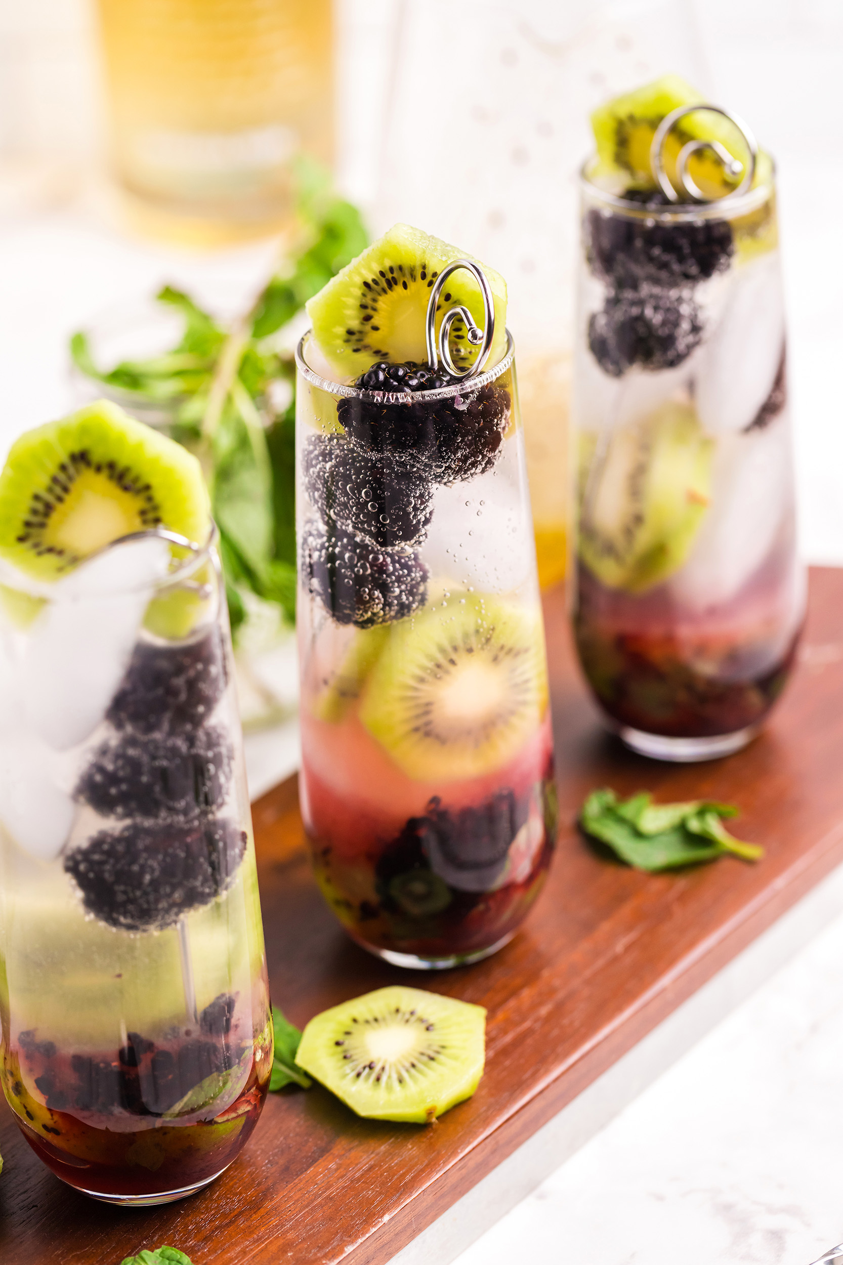 kiwi rounds added as garnish to a completed kiwi mojito